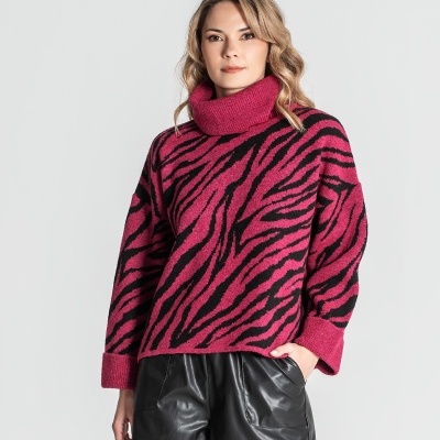 Camisola malha padrão zebra rosa e preto com gola alta, calções pretos imitação de pele