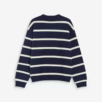 Camisola azul escura com riscas brancas horizontais
