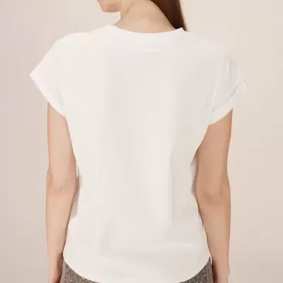 T-shirt branca de manga curta vista de costas com calças de padrão animal print.