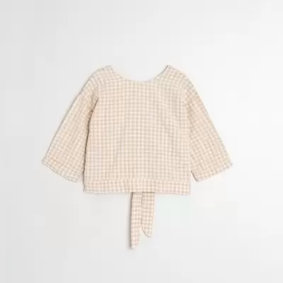 Blusa xadrez bege e branco com mangas 3/4 e fita pendurada.