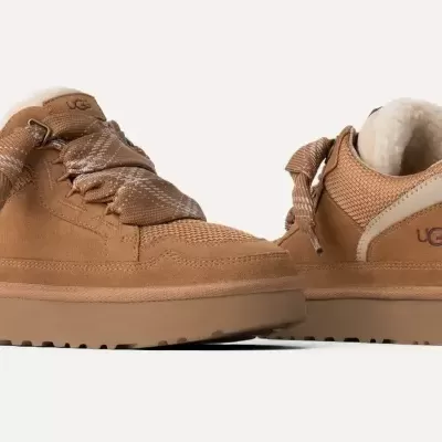 Sapatilhas camel de camurça UGG com interiores em pelo branco e atacadores grossos texturizados.