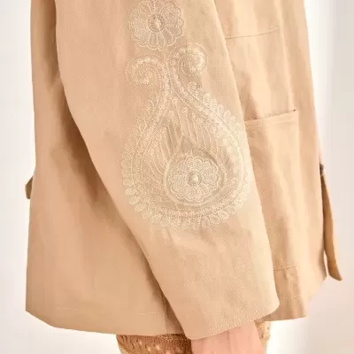 Manga de casaco bege com bordado floral e bolso com aba, parte inferior de roupa croché tons pastel