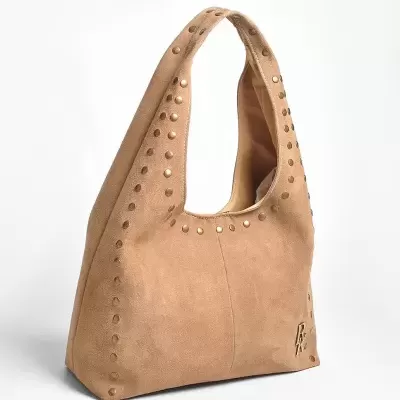 Mala bege claro em camurça com tachas douradas e letras RM