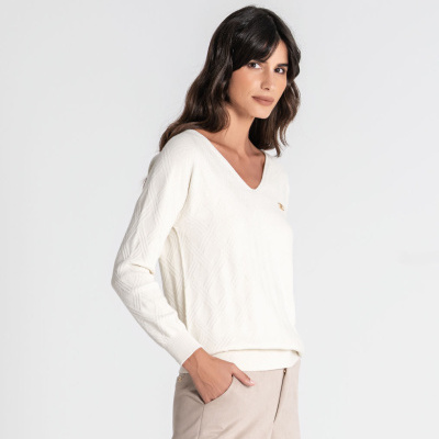 Camisola branca com padrão texturizado e calças bege