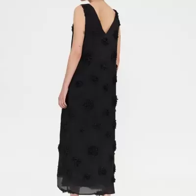 Vestido preto comprido com aplicações florais e decote em V nas costas