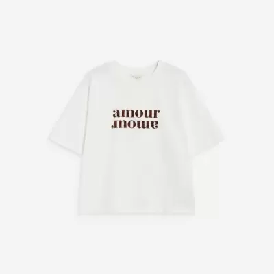 T-shirt branca com texto estampado amour amour em castanho em padrão animal print.