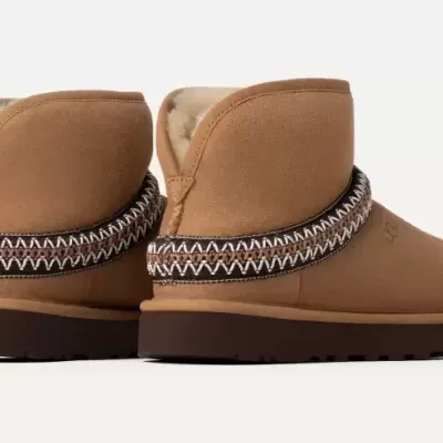 Botas de inverno bege castanho claro com tecido bordado e forro visível