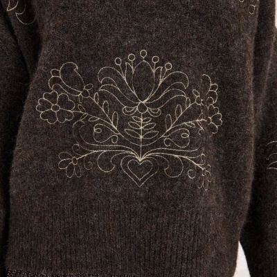 Camisola castanha escura em malha com bordados florais e decote em V