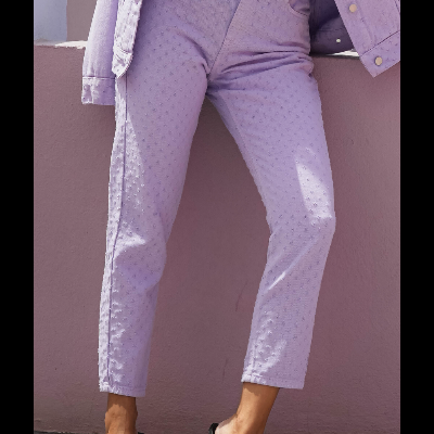 Calças lilás de ganga com padrão de pequenos círculos, cintura alta e corte justo