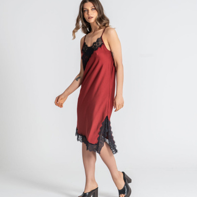Vestido vermelho com renda preta e sapatos pretos plataforma