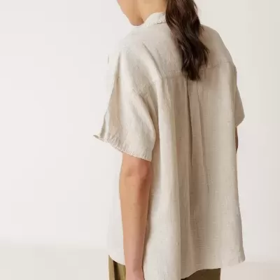 Camisa bege clara de manga curta vista de costas