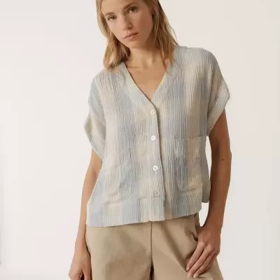 Camisa feminina manga curta pálida com botões e bolsos frontais e calções bege