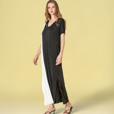 Vestido longo bicolor preto e branco com mangas curtas e fenda lateral
