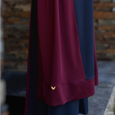 Vestido longo bicolor em tecido fluído tons bordô e azul escuro