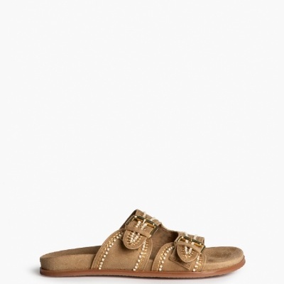 Chinelo castanho claro com tiras em camurça e tachas douradas