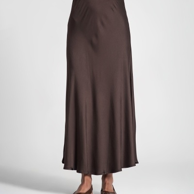 Saia comprida castanha lisa com sapatos castanhos
