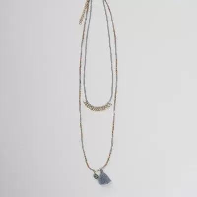Colar duplo com contas pequenas coloridas e pendente tassel cinza
