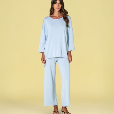 Conjunto azul claro de camisola e calças em tecido suave