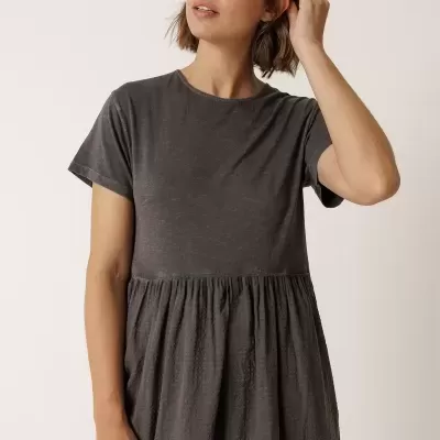 Vestido cinza escuro com mangas curtas e saia texturizada