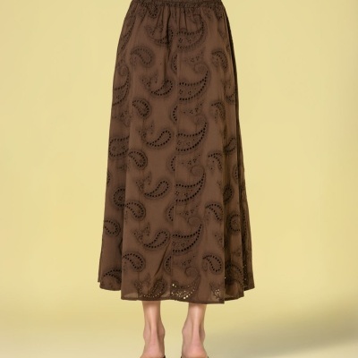 Saia castanha bordada de comprimento midi vista de costas