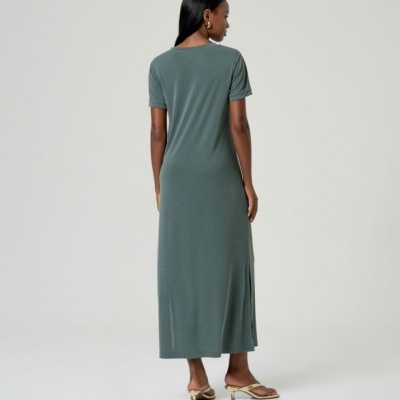 Vestido longo cinza esverdeado com manga curta e fenda usado por mulher, vista de costas.