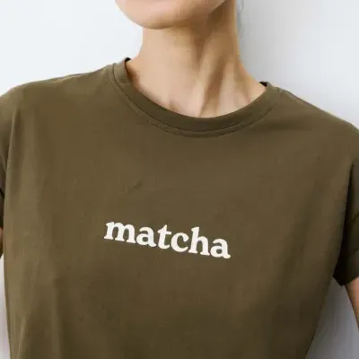 T-shirt verde-oliva com palavra matcha branca no centro do peito