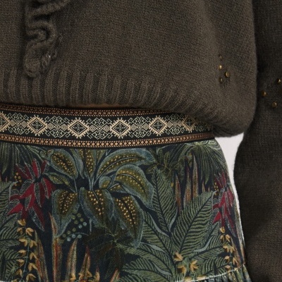 sweater castanho com saia de padrão folhas e cinto decorado