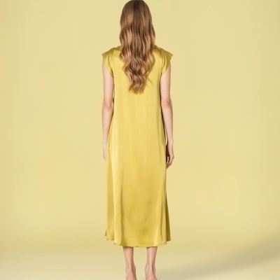 Mulher de costas com vestido midi amarelo e sapatos brancos