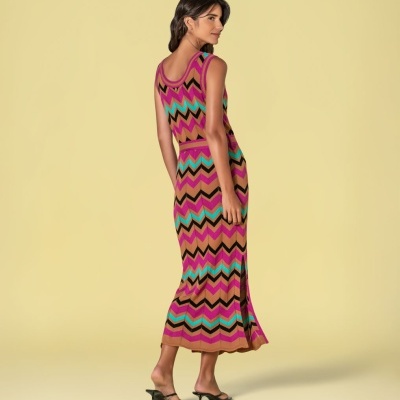 Vestido comprido de malha com padrão colorido zig-zag visto de costas