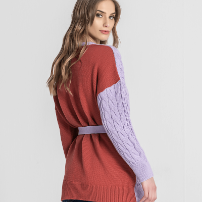 Camisola feminina colorida com malha texturada e cinto