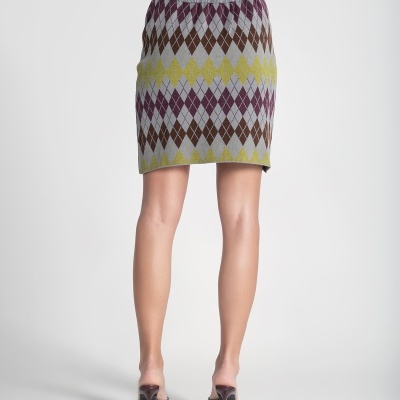 Saia de malha com padrão argyle em várias cores vista de costas