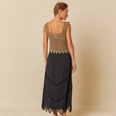 Vestido longo com parte superior de crochet castanha e saia preta rendada visto de costas.