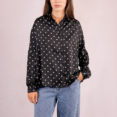 Camisa preta com bolinhas brancas e calças de ganga azul claro