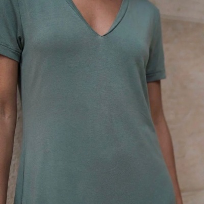 Vestido camisola verde-azulado de manga curta com decote em V