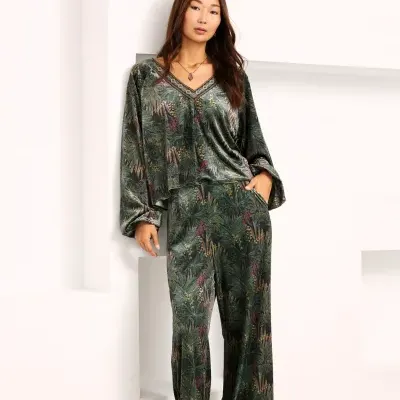 Conjunto de pijama verde acetinado com padrão de folhas e flores.