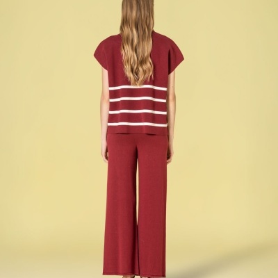 Conjunto feminino vermelha com riscas brancas e calças largas