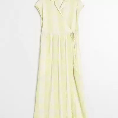 Vestido comprido verde claro e branco com padrão aos quadrados e cinto fino