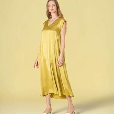 Vestido midi amarelo dourado acetinado com decote em V