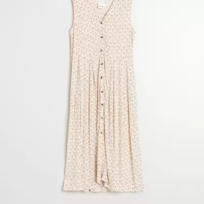 Vestido midi bege com padrão floral e botões frontais