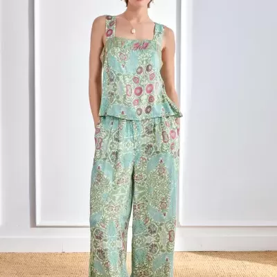 Conjunto verde com padrão floral e sandálias douradas
