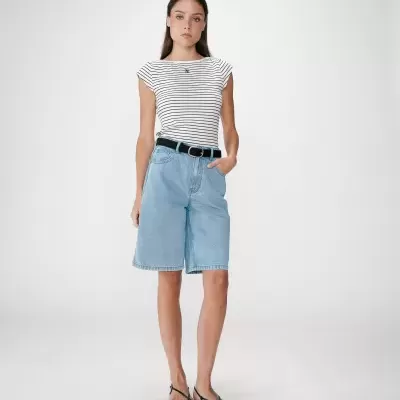 Mulher com camiseta às riscas e calções de ganga azul claro