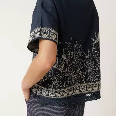 Blusa azul escura com estampas douradas e renda na bainha