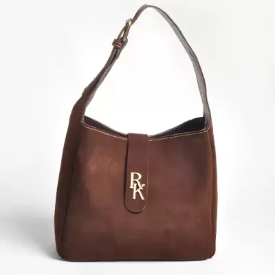 Mala castanha em camurça com alça ajustável e fecho com letras RX