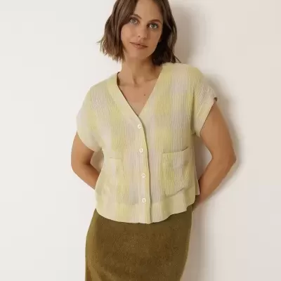 Blusa feminina amarela clara de tecido pregueado e saia verde musgo