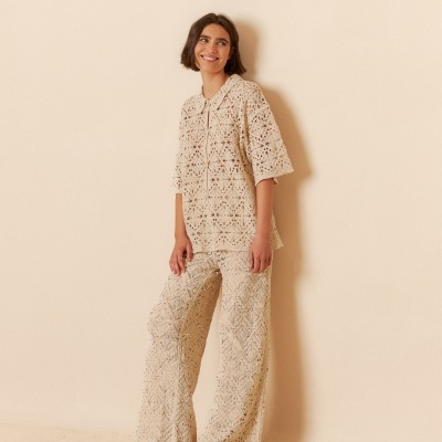 Conjunto de roupa feminina bege em renda com padrão floral, camisa de manga curta e calças largas