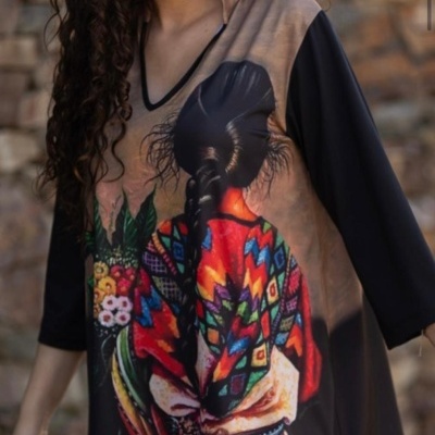 Túnica preta com estampa colorida de mulher com trança e flores