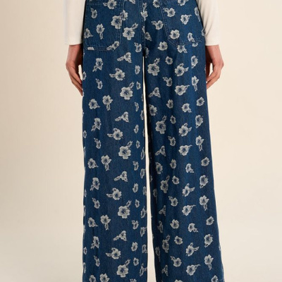 Calças de ganga azuis com padrão floral branco