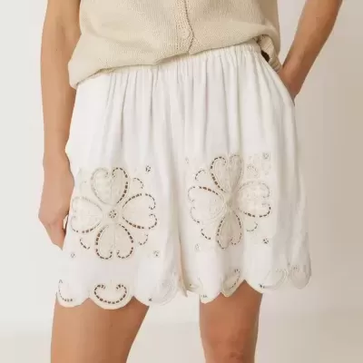 Saia branca bordada com cintura elástica e camisola bege de malha