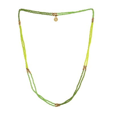 Colar de contas verdes com detalhes dourados e pendente redondo