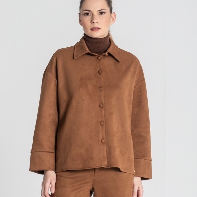 Casaco castanho claro com botões encapados e gola clássica, usado com gola alta e calças castanhas